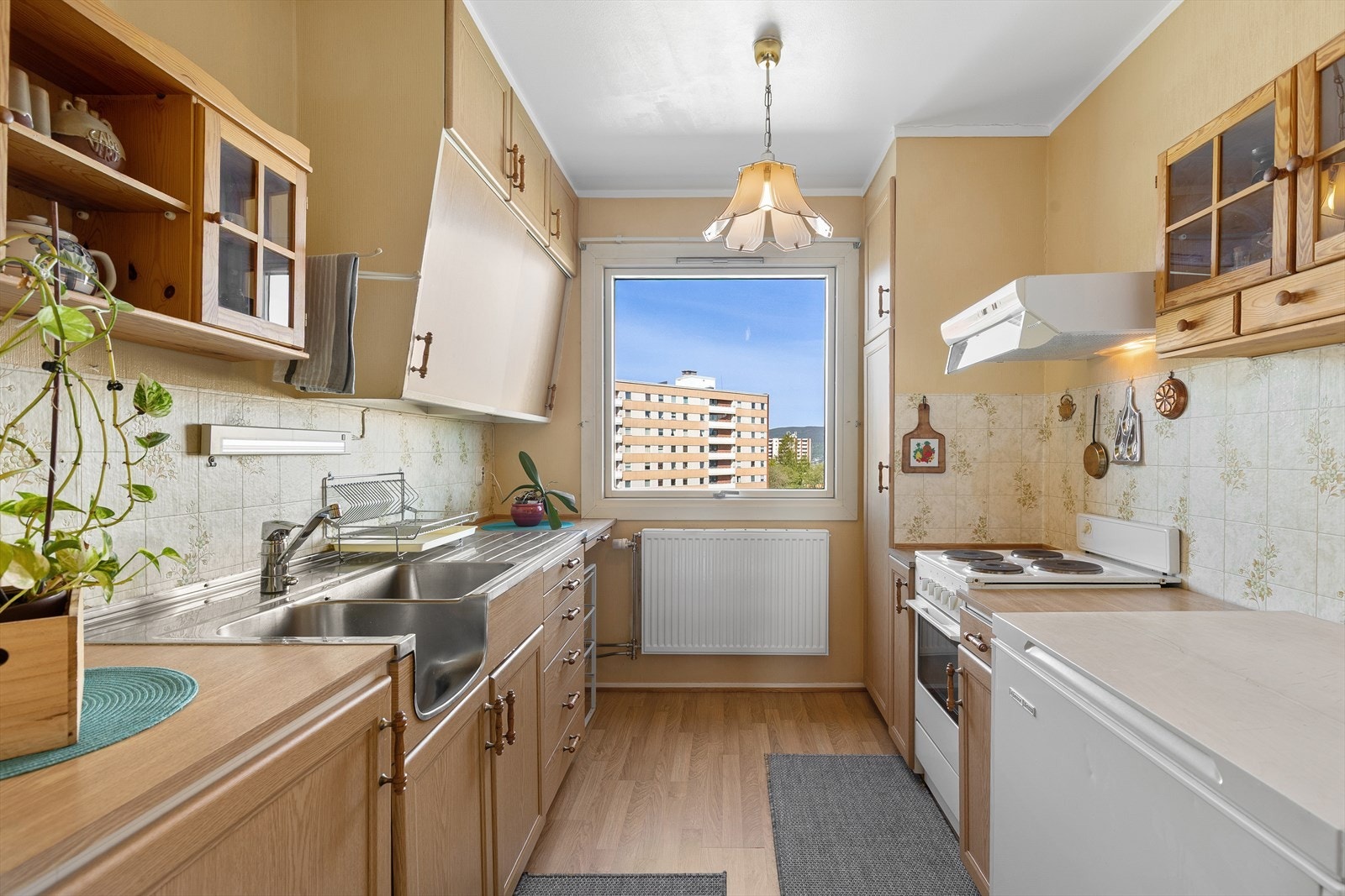 Eldre kjøkken med mye skap og benkeplass Galleribilde