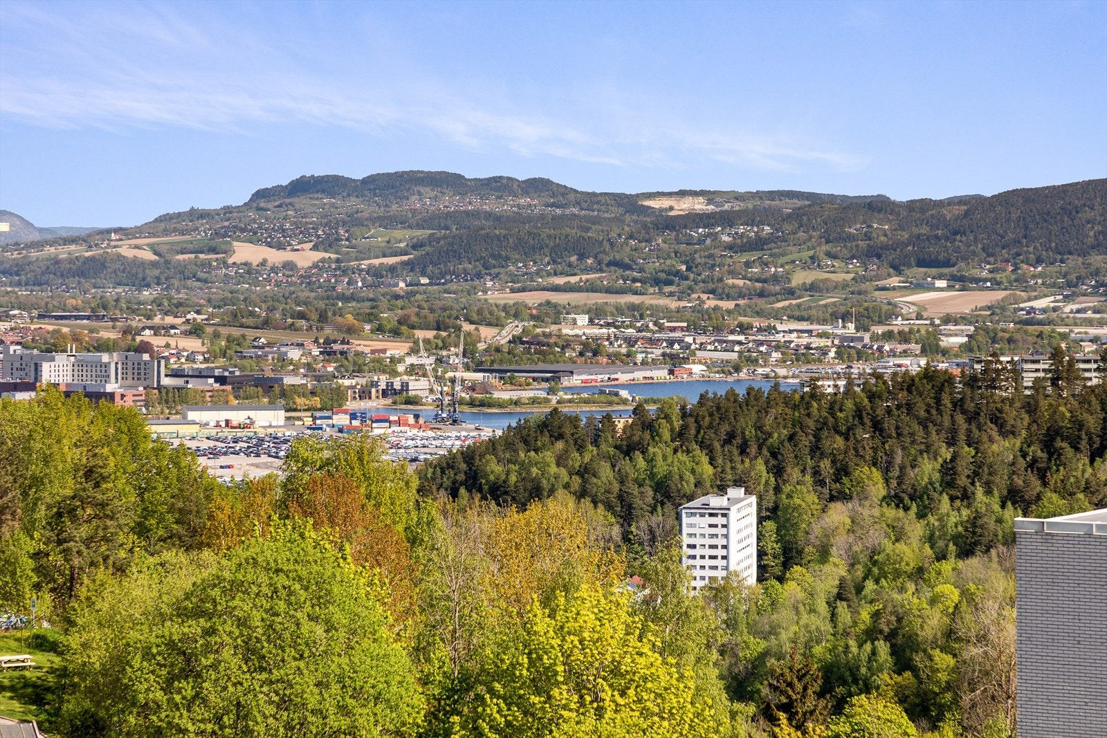 Utsikt fra kjøkkenvinduet - her ser man helt til Drammensfjorden Galleribilde