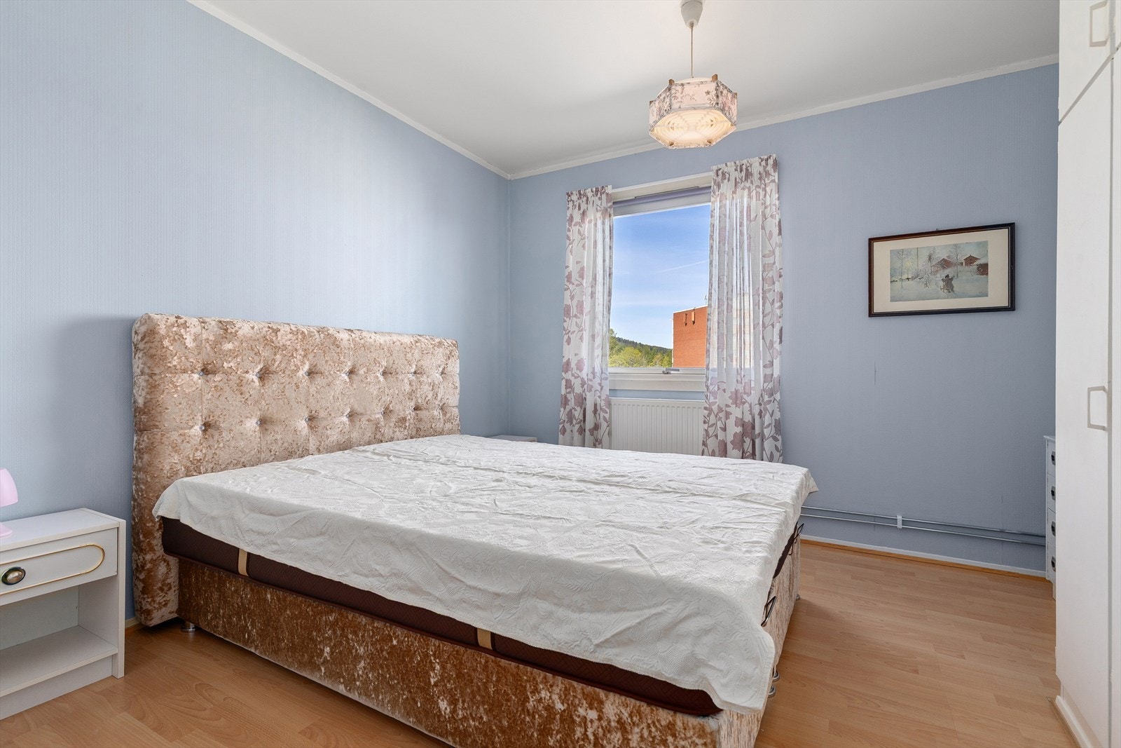 Hovedsoverommet er av god størrelse meg plass til dobbeltseng og tilhørende nattbord Galleribilde