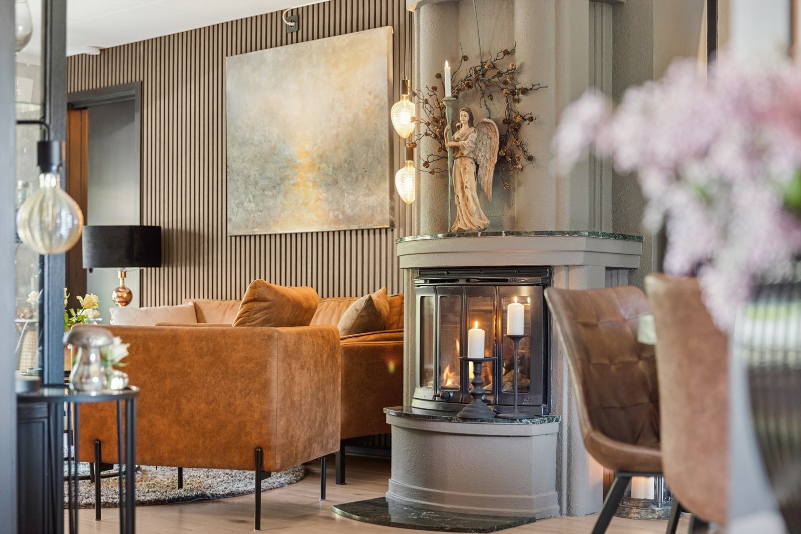 Stuen har en flott peis som gir både varme og hygge på kalde dager, og varmepumpe for nedkjøling på varme dager. Galleribilde