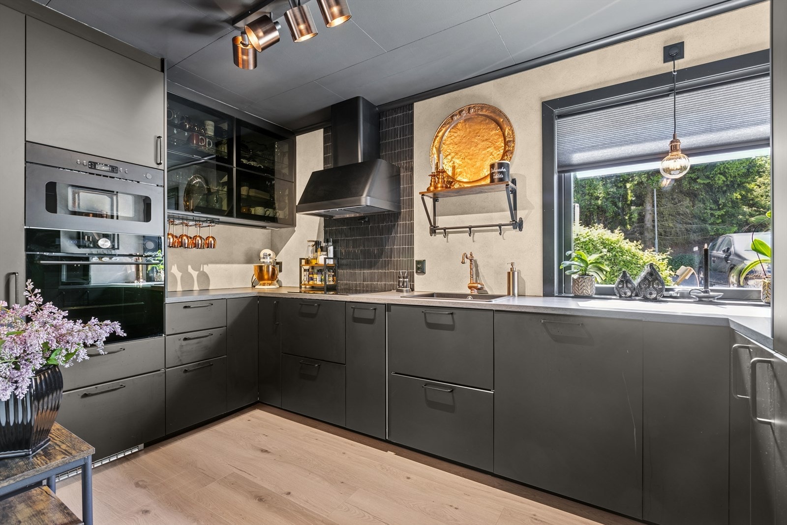 Kjøkkenet tilbyr rikelig med lagringsløsninger gjennom et generøst antall skap og skuffer, og er utstyrt med fryseskap, kjøleskap, oppvaskmaskin, induksjonstopp, avtrekksvifte, komfyr og micro. Galleribilde