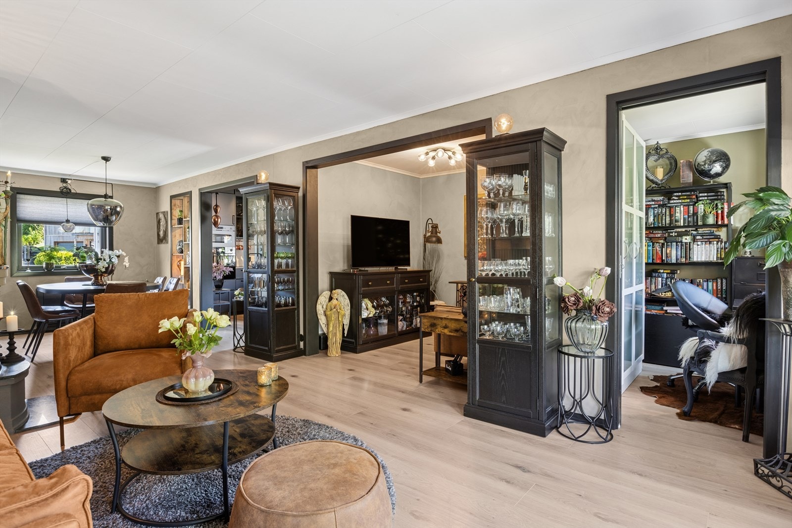 Veggene i stuen er malt i en behagelig beige farge og gulvet er laminat fra 2022. Galleribilde