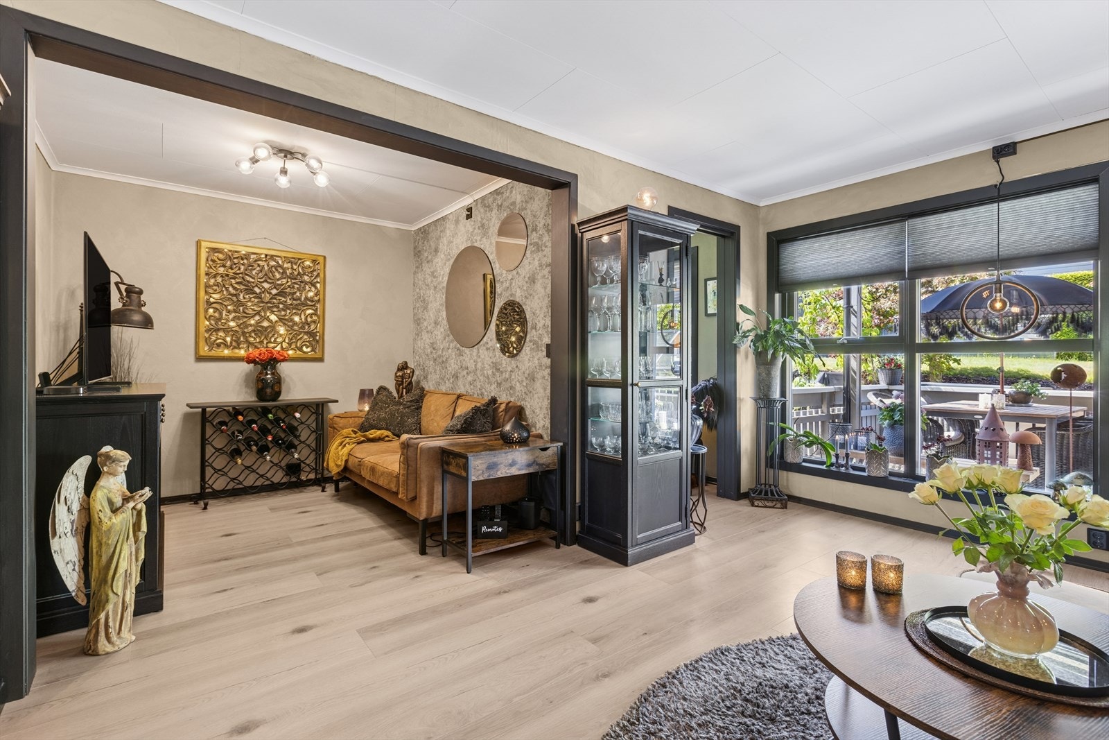 Stuen byr på en hyggelig atmosfære med store vindusflater som slipper inn rikelig med naturlig lys. Galleribilde