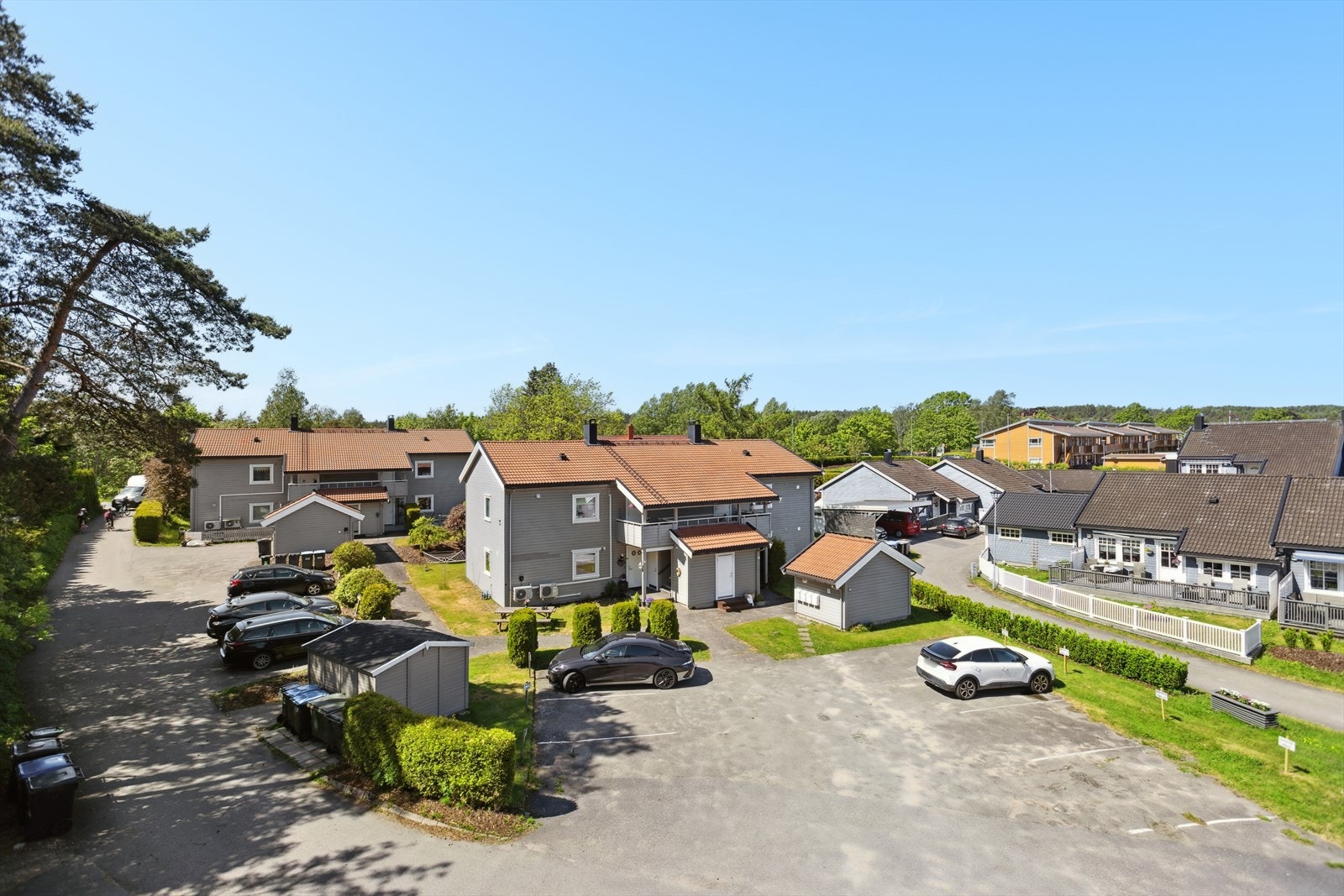 Parkeringsplass nr. 4 følger med boligen. Ellers er det gjesteparkering. Galleribilde