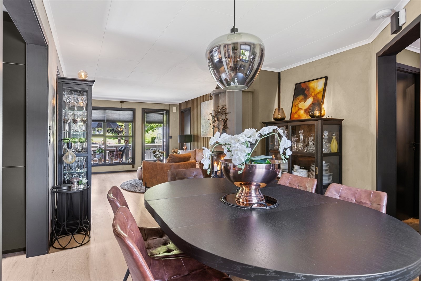 Stuen er møbleringsvennlig, med god plass til sofagruppe og spisebord. Galleribilde