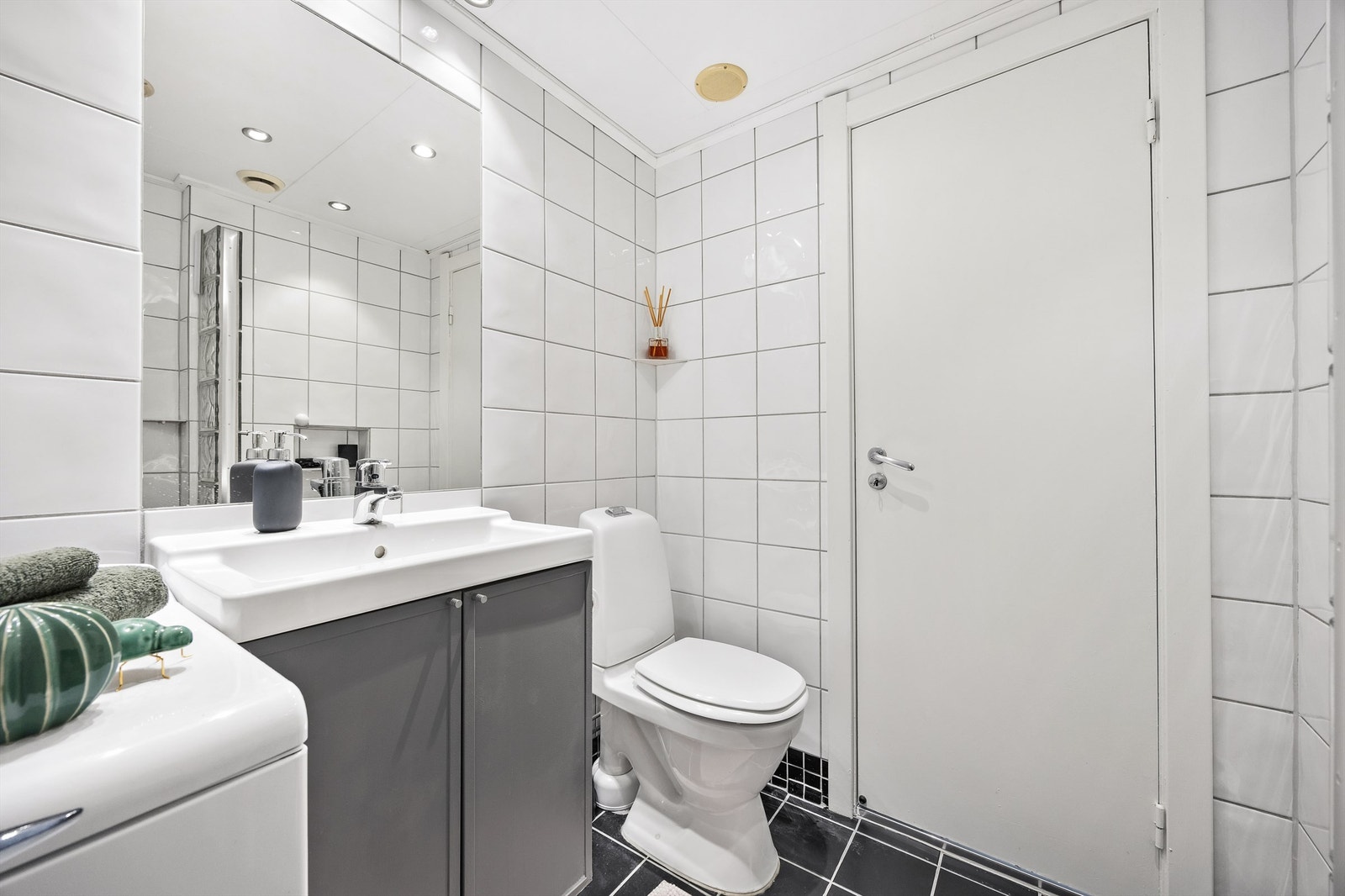 Baderomsinnredning med skapplass og glatte fronter Galleribilde