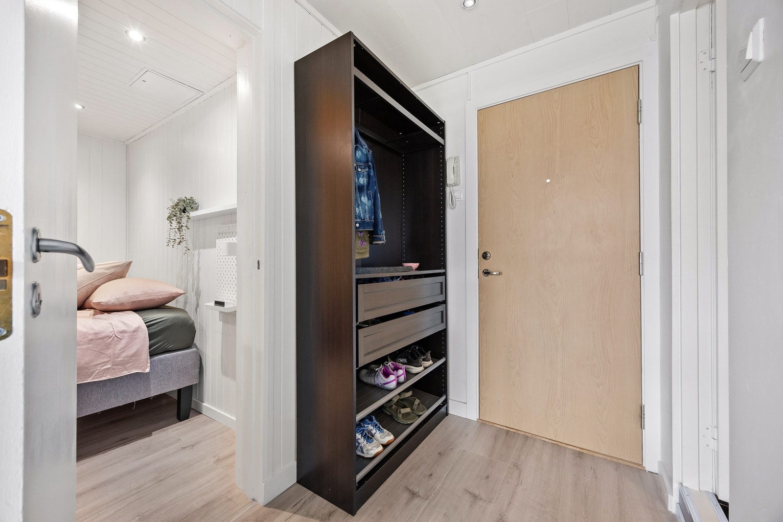 Romslig entre med god plass til skap for oppbevaring av yttertøy Galleribilde