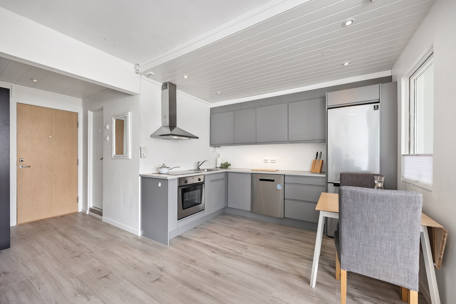 Kjøkkenet har rikelig med skap og benkplass Galleribilde