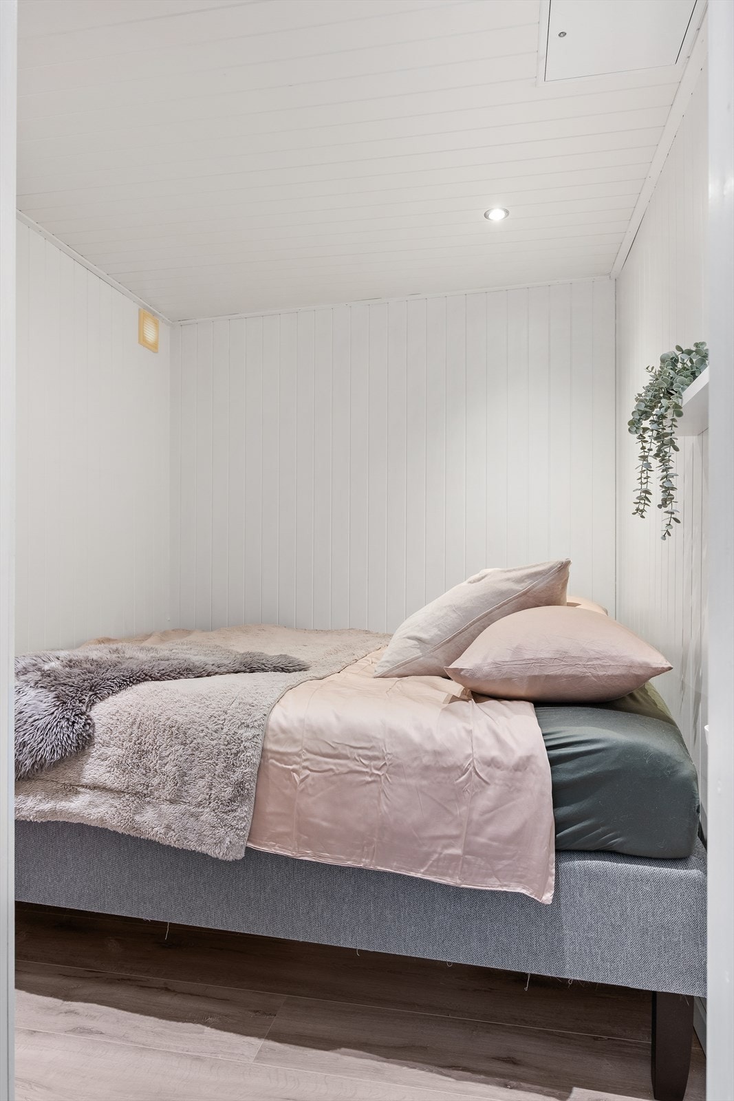 Sovealkove med plass til dobbeltseng og klesskap Galleribilde