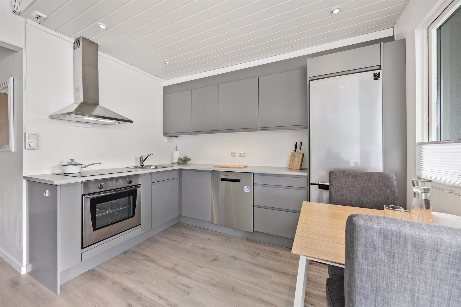 Stekeovn og keramisk topp er integrert i innredningen samt opplegg for vaskemaskin. Automatisk vannstopper og komfyrvakt er montert. Galleribilde