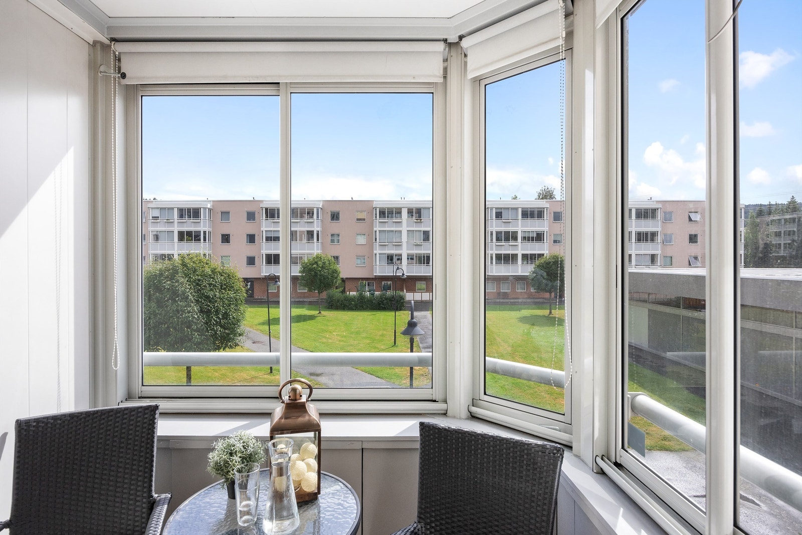 Hyggelig boområdet med grøntareal utenfor samt matbutikk i umiddelbar nærhet Galleribilde