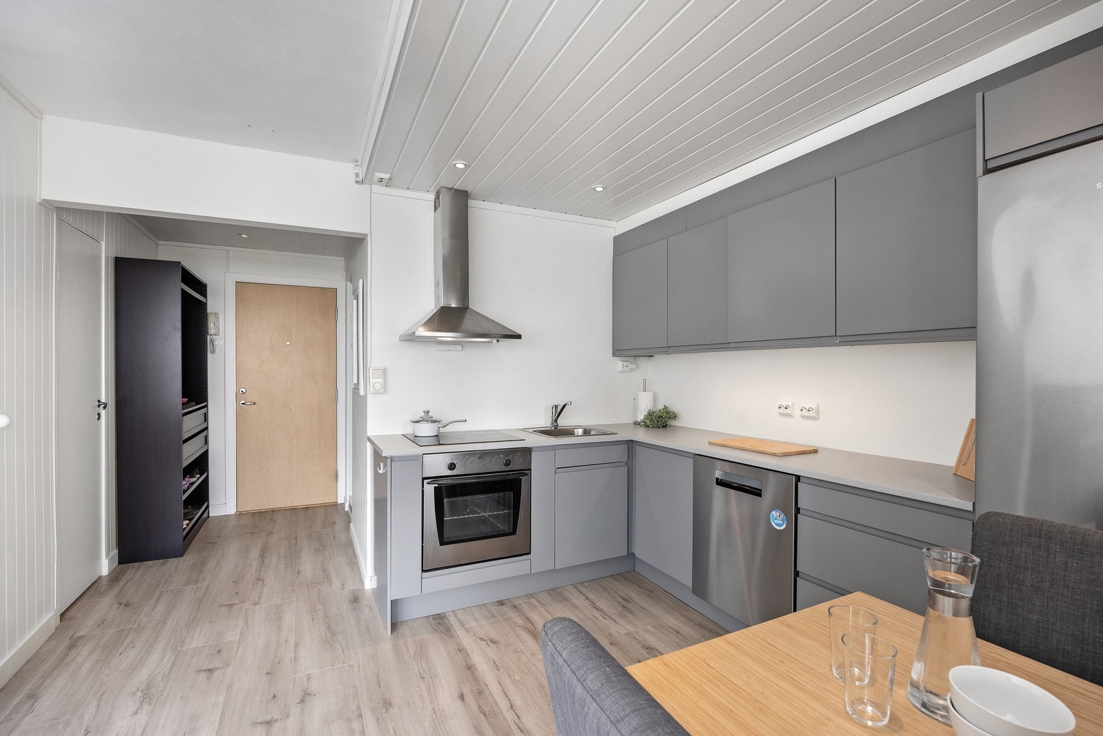 Moderne kjøkkeninnredning i en behagelig farge Galleribilde