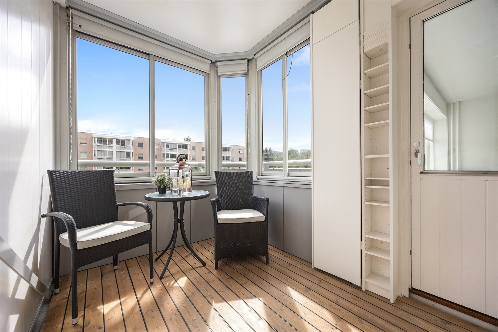 Dekket med terrassebord på dekke og har skyvbare glassfelt over rekkverket Galleribilde