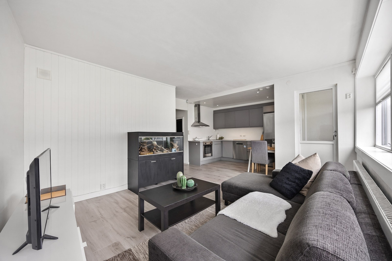 Stuen er av god størrelse med åpen løsning mot kjøkkenet som gir en romslig romfølelse Galleribilde