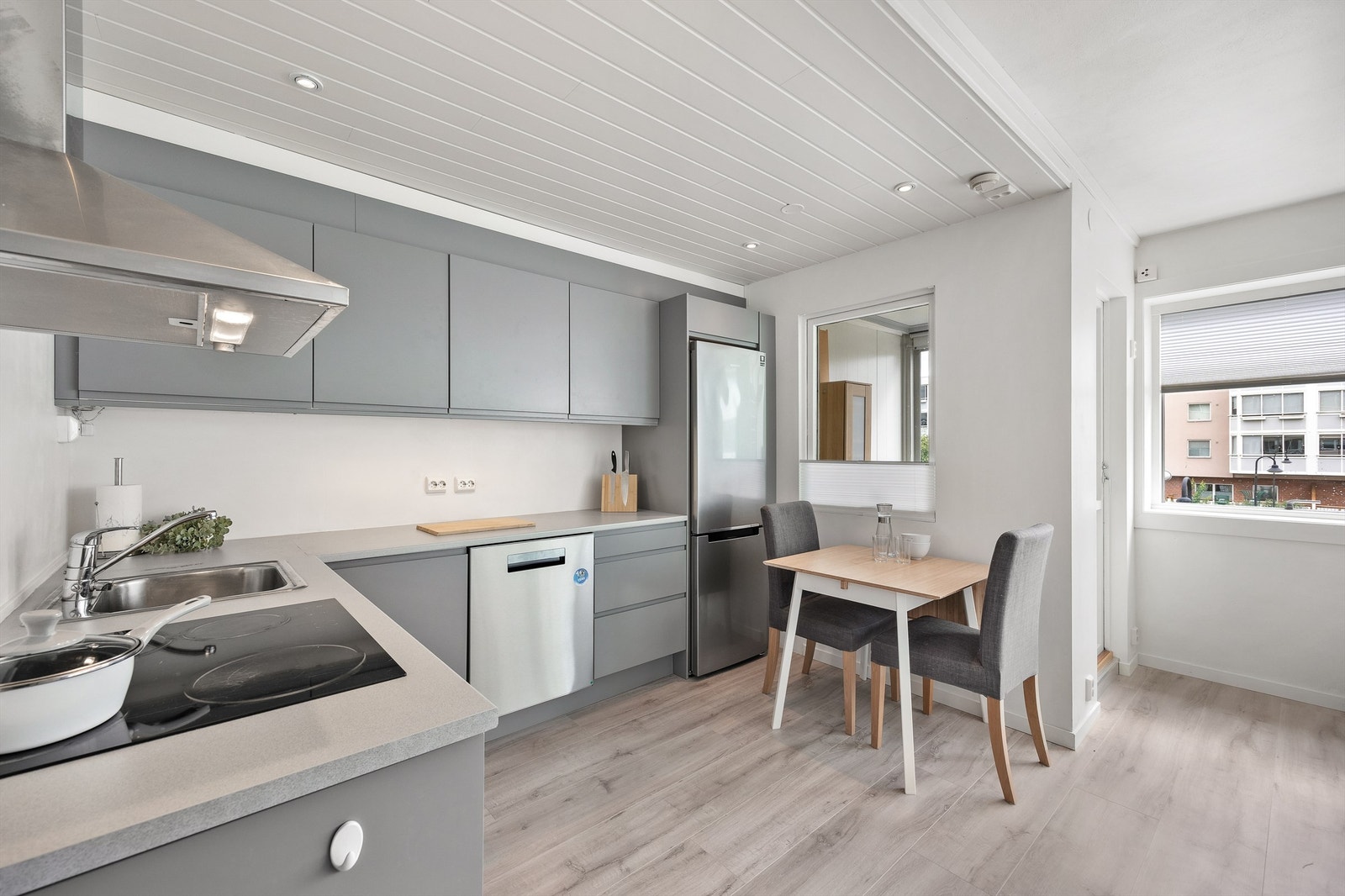 Dette er en stilig 1-roms med sovealkove og innglassert balkong Galleribilde