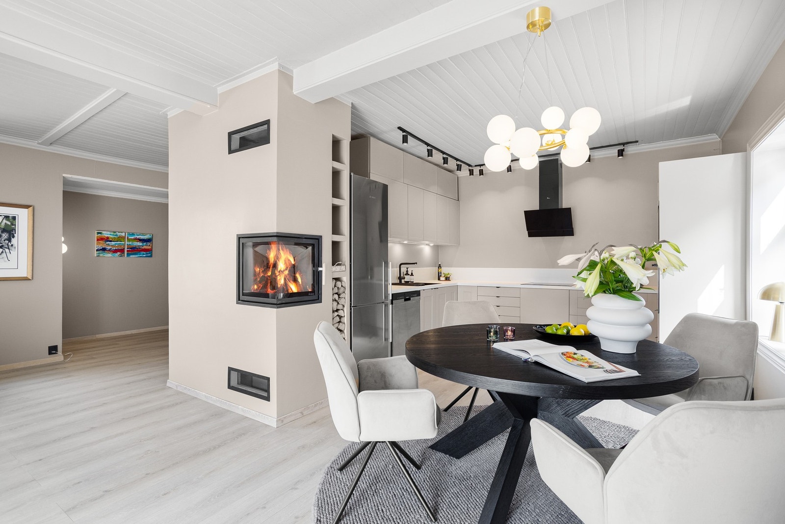 Her er det satt inn en vedovn som gir god varme på kalde vinterdager. Det er i tillegg varmepumpe i rommet. Galleribilde