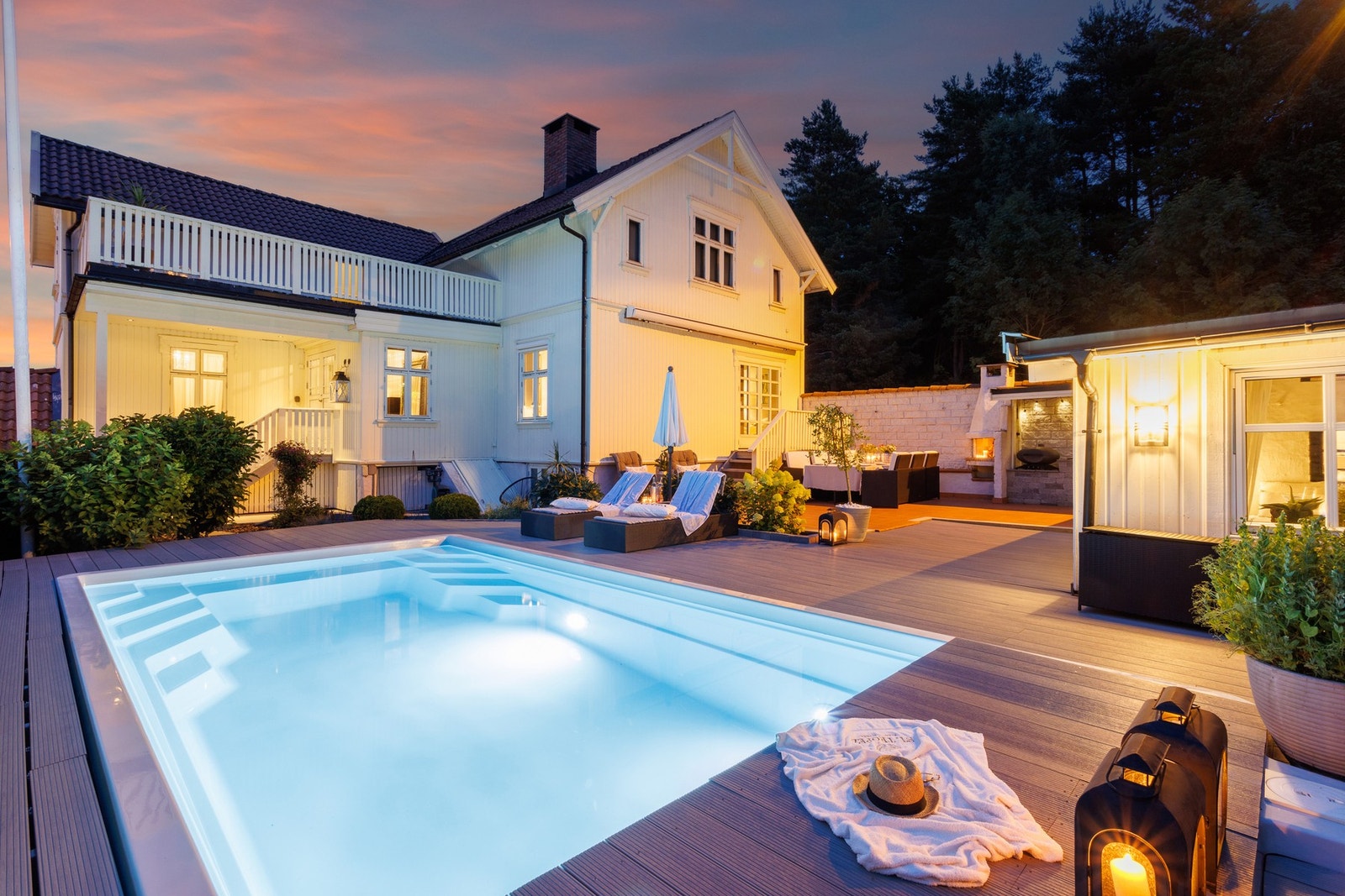 Selgers egne ord om uteplassen: - Hagen vår er, som en oase selv om vi bor i byen. Det er basseng og alt
ligger til rette, for å nyte deilige dager i hagen. Bassenget blir varmet opp med egen varmepumpe. Det er planter med masse deilige stauder. Så hagen Galleribilde