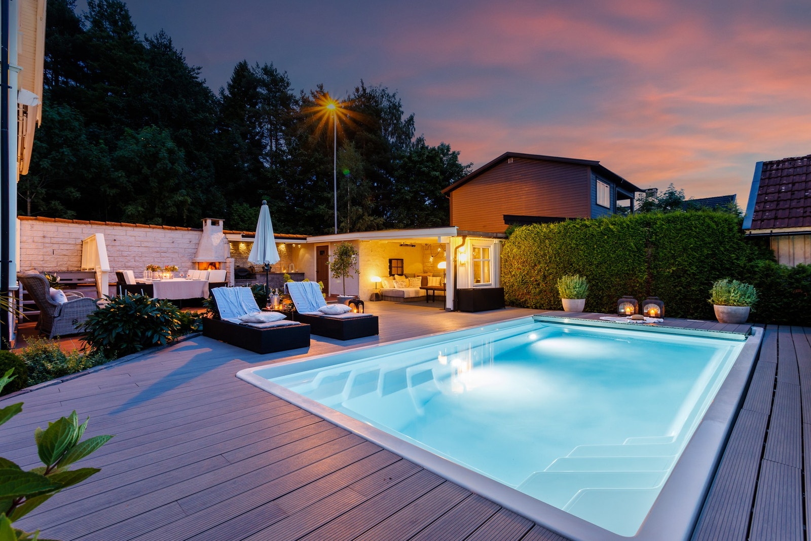 Fantastisk uteområde med svømmebasseng, utepeis, utestue og store usjenerte områder Galleribilde