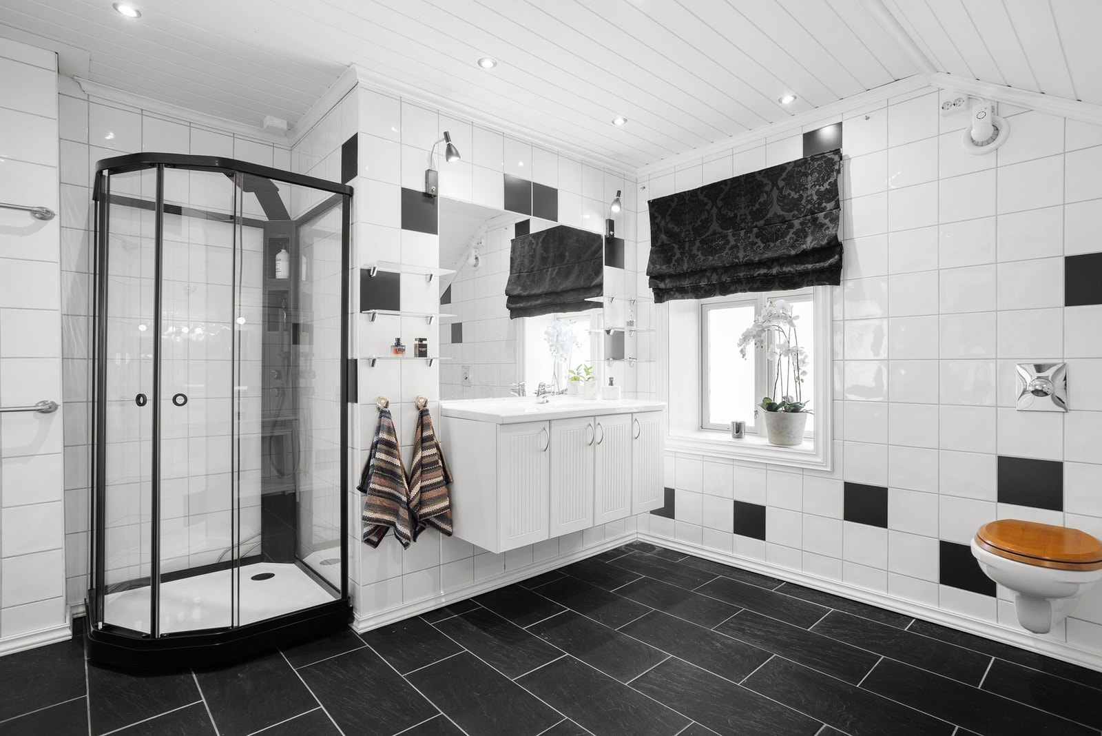 Dusjnisje og vegghengt innredning med speil på vegg Galleribilde