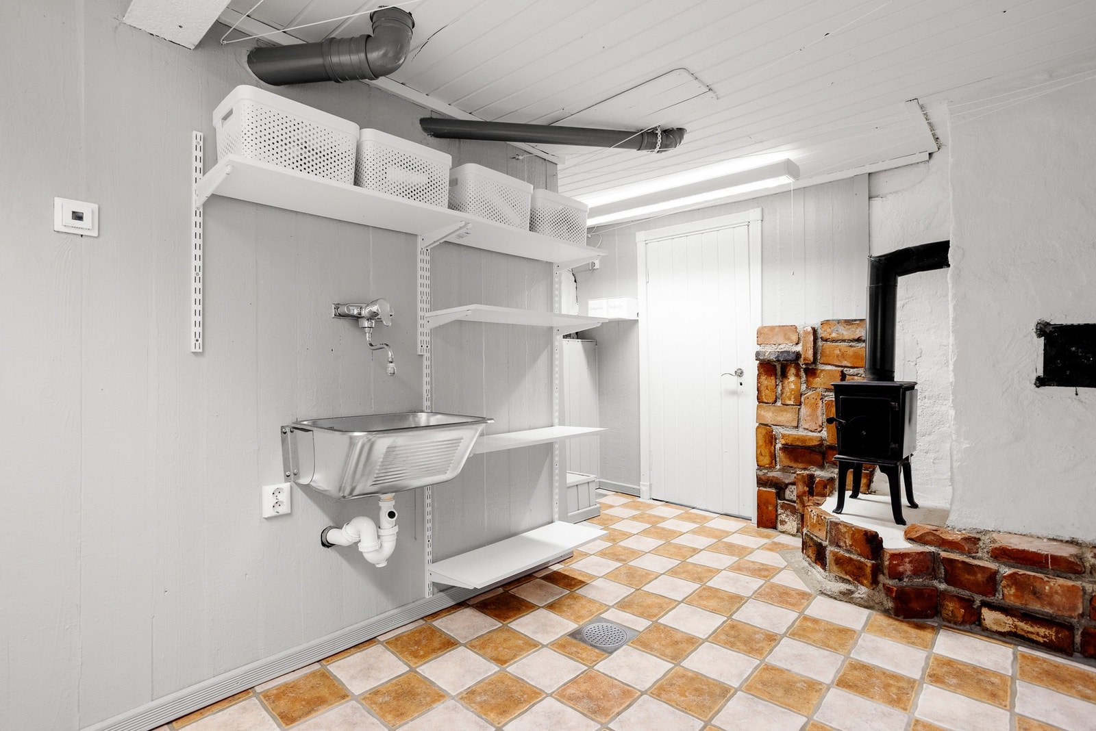 Godt med lagring i underetasje - Etasjen har i tillegg til trapp mellom etasjene egen inngang Galleribilde