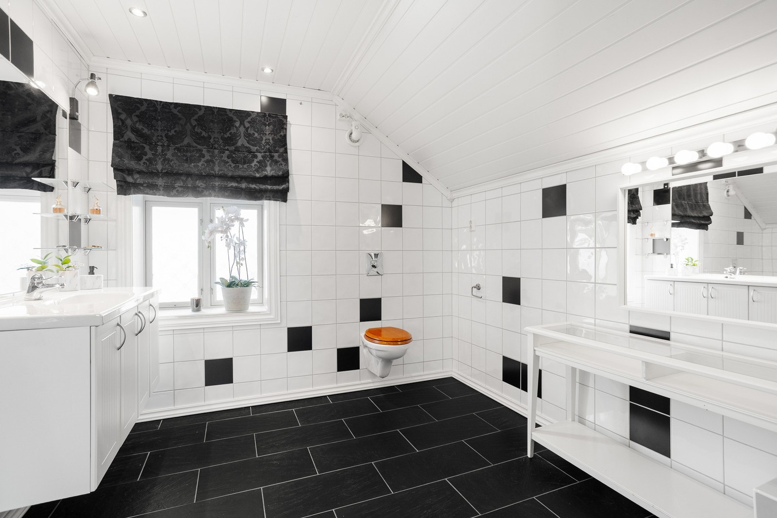 Baderom med vegghengt toalett Galleribilde