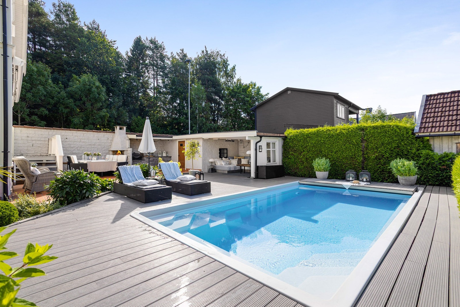 Området ble oppgradert og svømmebasseng innstallert i 2022. Mye av terrasser og uteområder er fra samme tid. Galleribilde