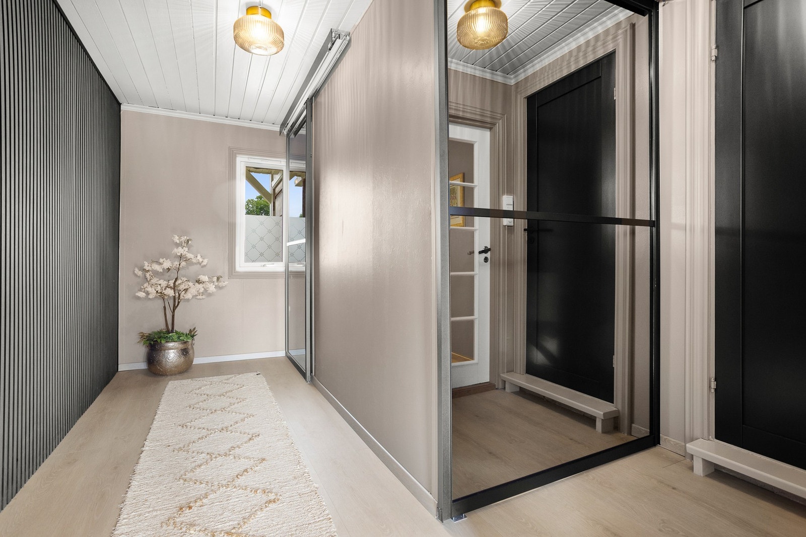 Nedgang til kjeller og oppgang til 2.etg er skjult bak speiler/skyvedør i gang. Galleribilde