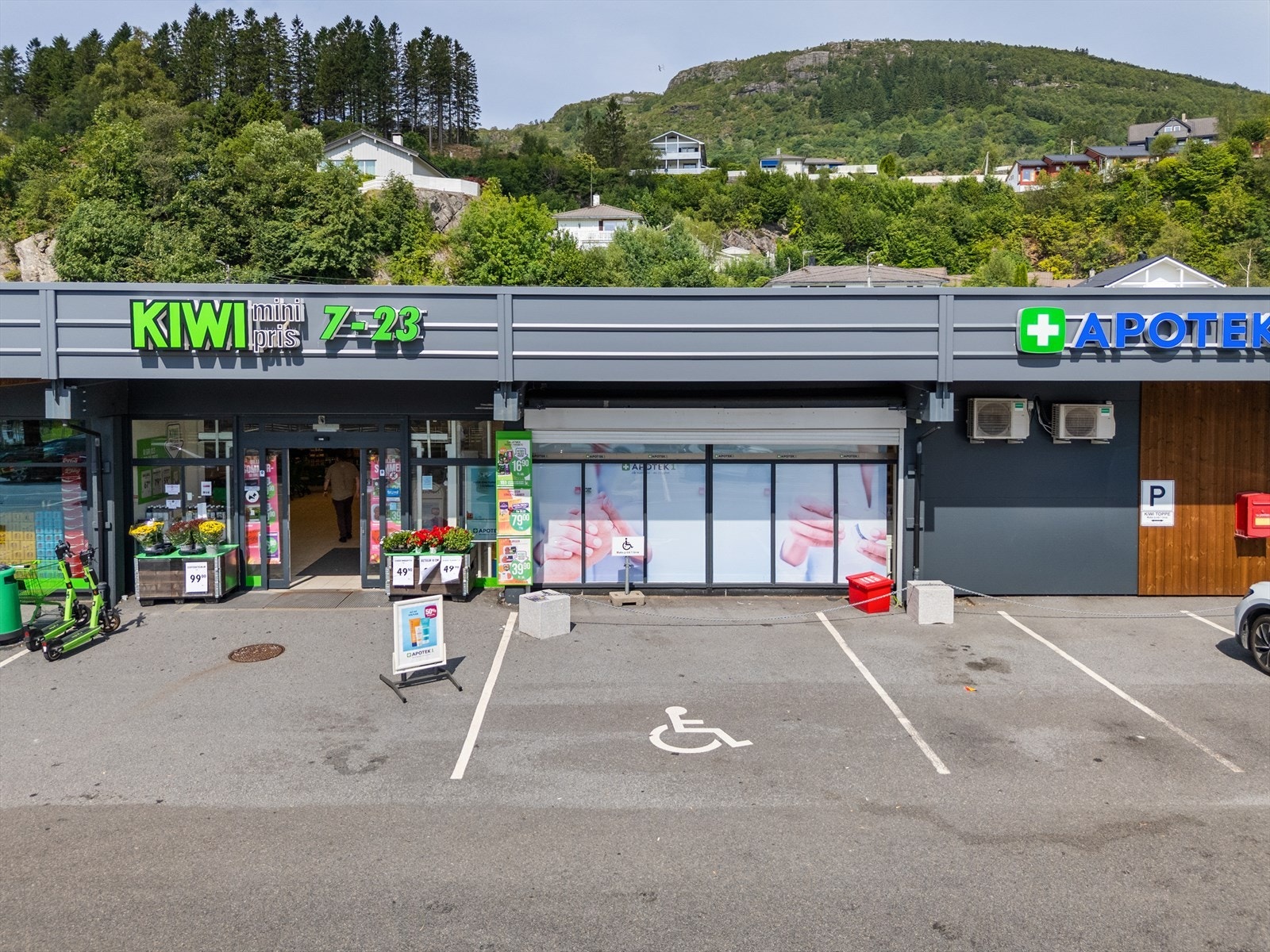 Nærmeste dagligvarebutikk ligger like ved og det er ca. 150 meter å gå til busstopp. Galleribilde
