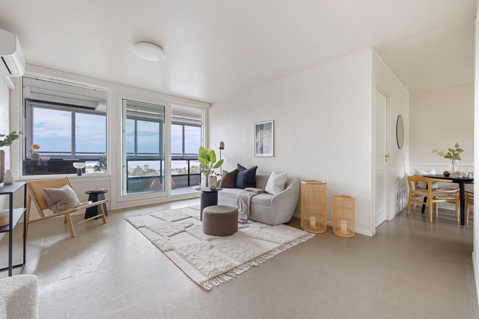 Stor og luftig stue på ca. 17,7 m² med plass til å innrede med både sofa-og spisegruppe. Leiligheten har behov for modernisering. Galleribilde