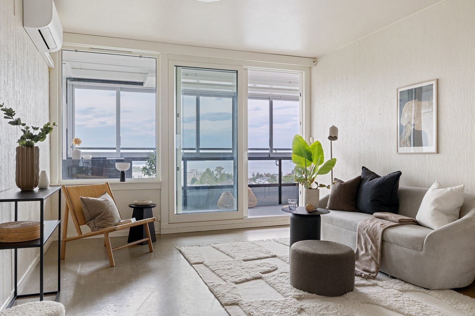 Leiligheten ligger pent til i 9.etasje med en fantastisk sjøutsikt! Galleribilde