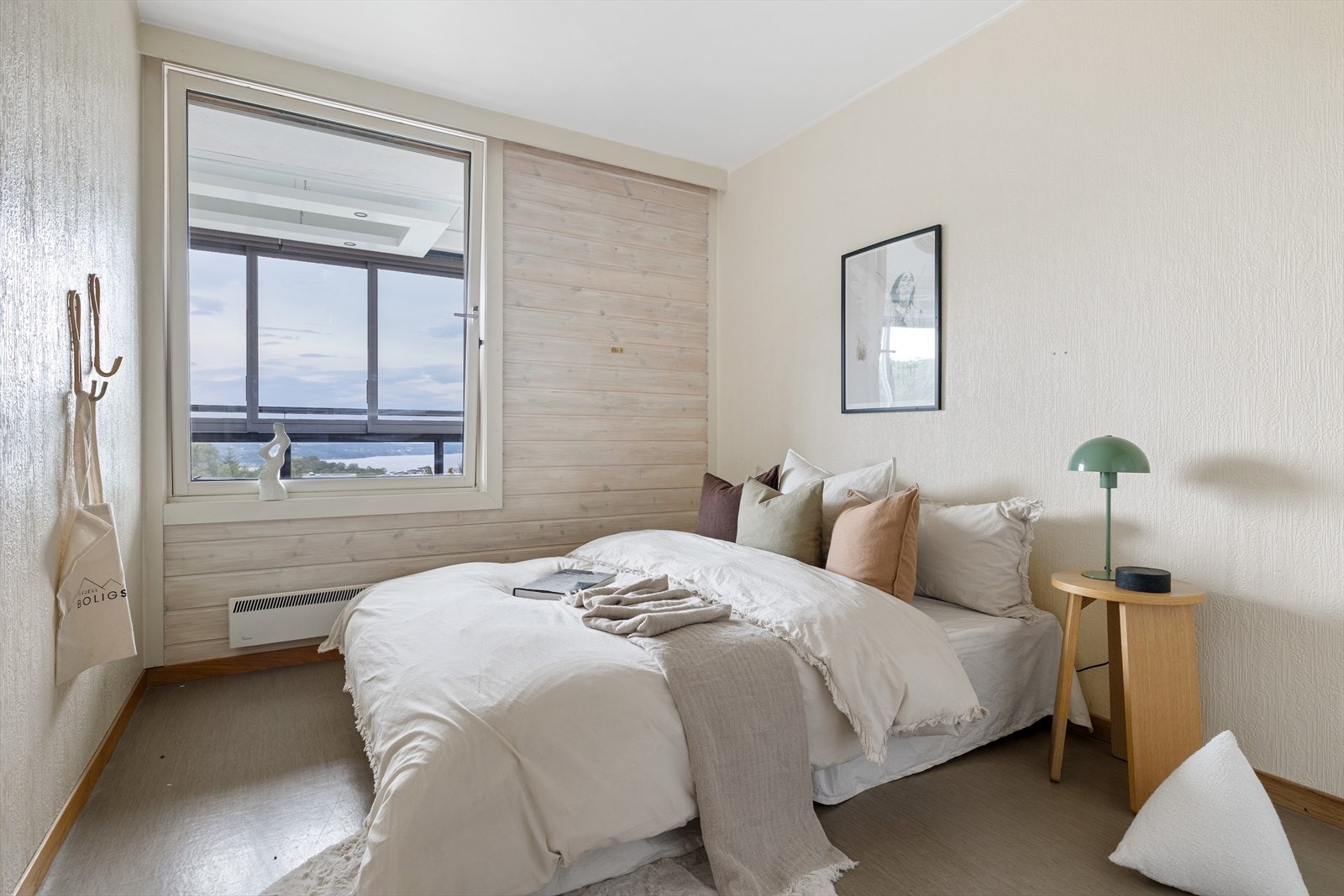 Stort soverom på 10,5 m² med god plass til dobbeltseng, garderobe, nattbord i tillegg til annen ønsket innredning. Galleribilde