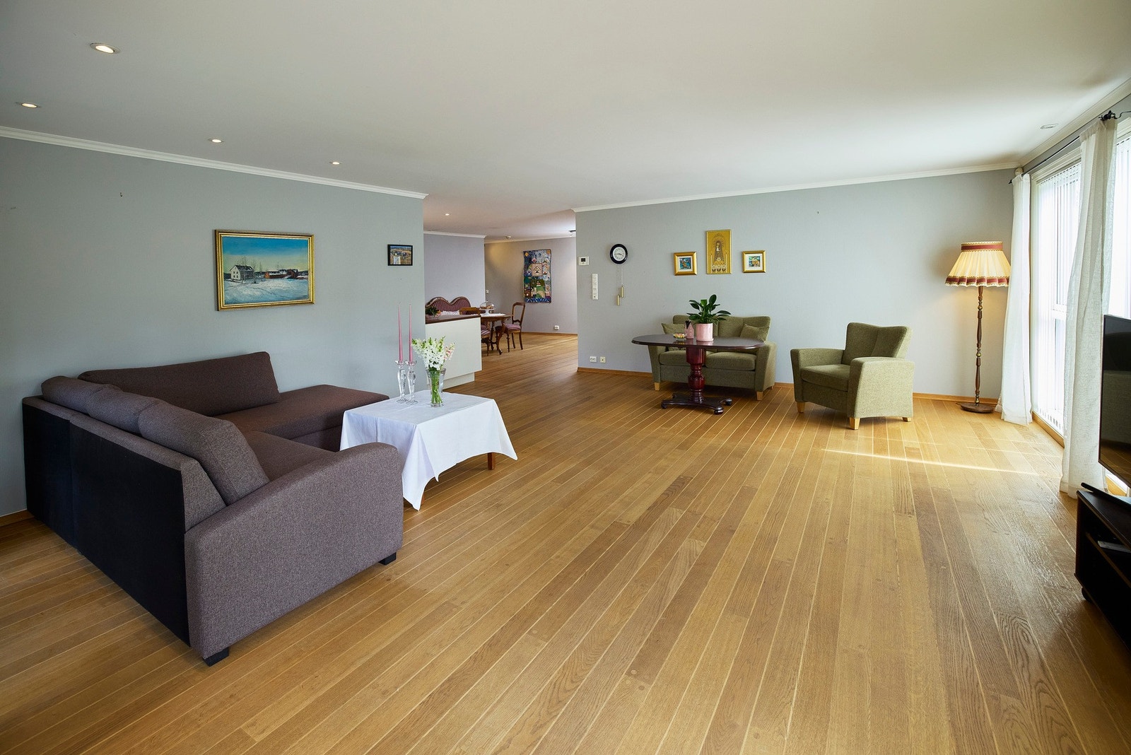 Stuen har god veggplass i tillegg til vindusflater. Stuen er såpass romslig at det er god plass til flere sittegrupper/ møblerings alternativer. Galleribilde