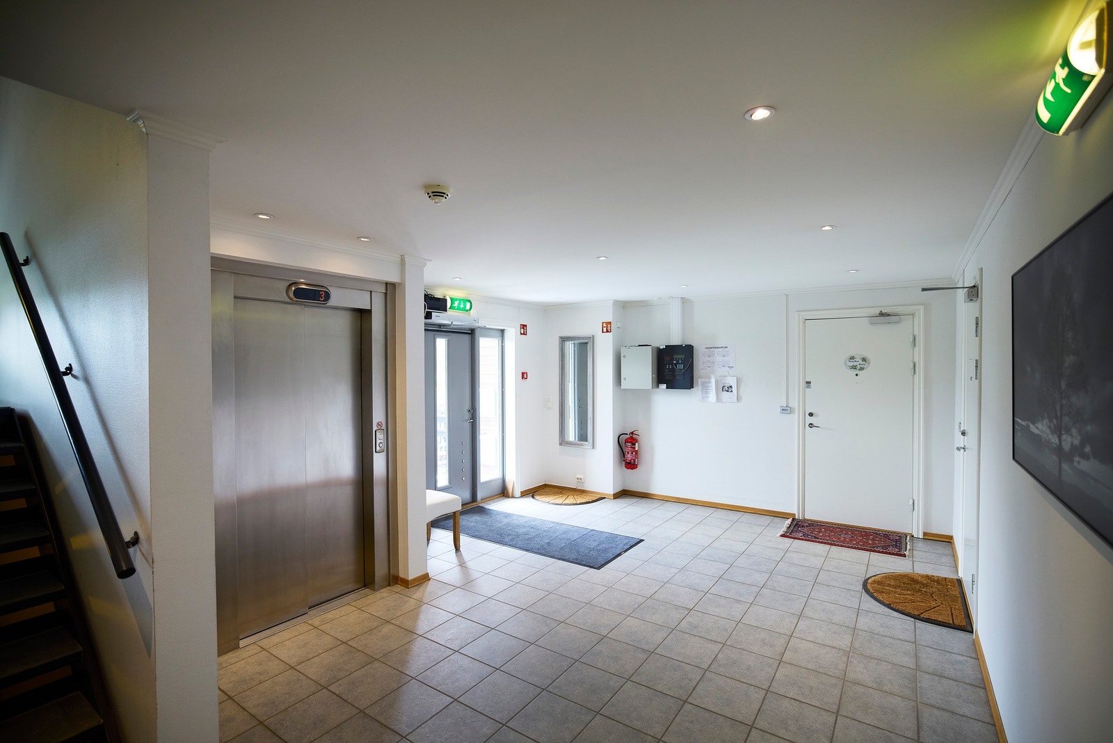 Fellesentré med heis og trapper videre opp/ned til etasjene. Galleribilde