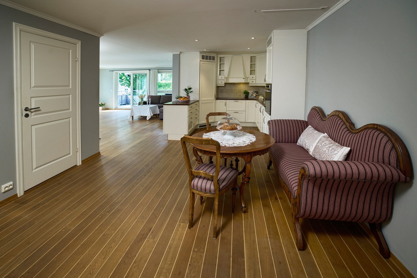 Kjøkkenet har god plass til spisegruppe Galleribilde