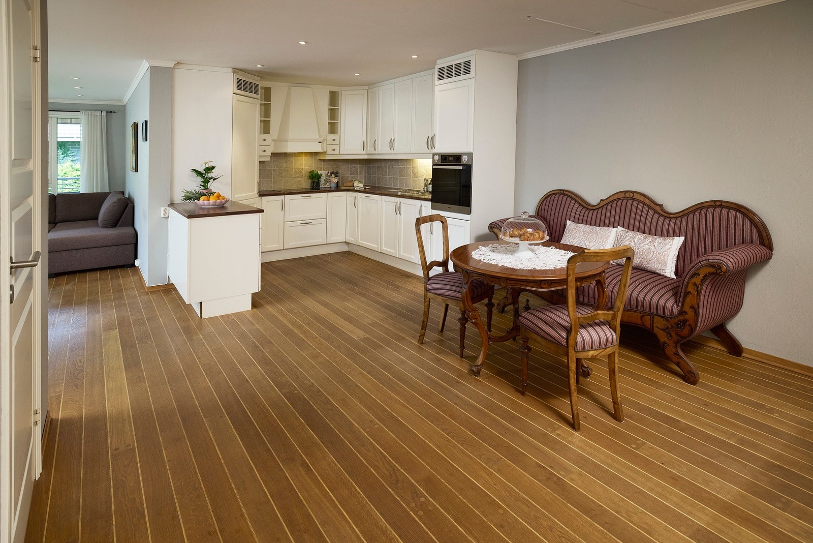 Huseby innredning med Miele hvitevarer og takhøye overskap. Galleribilde