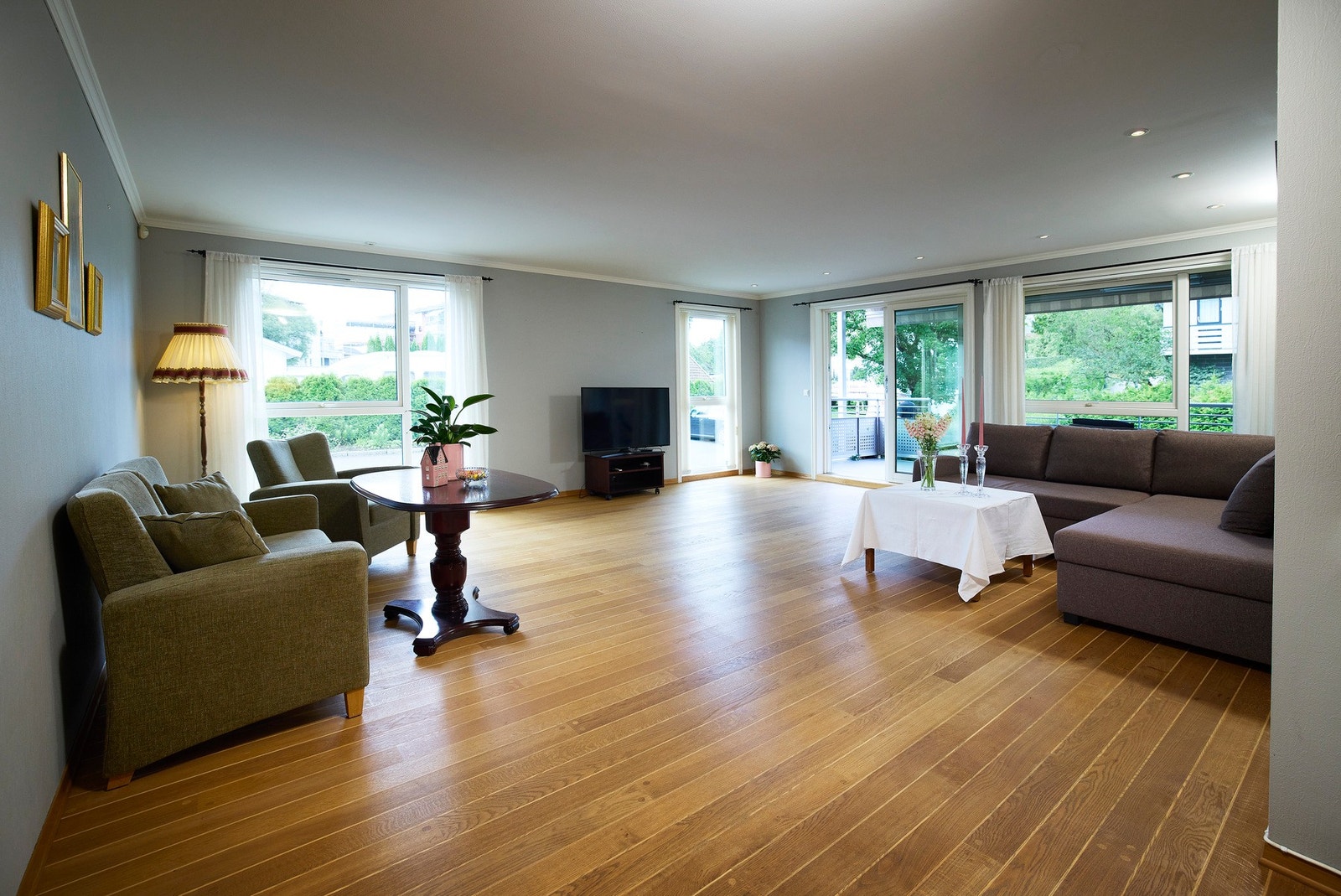 Leiligheten er på hele 112 kvm med meget romslig stue med store vindusflater som gir godt med naturlig lys inn i rommet. Galleribilde