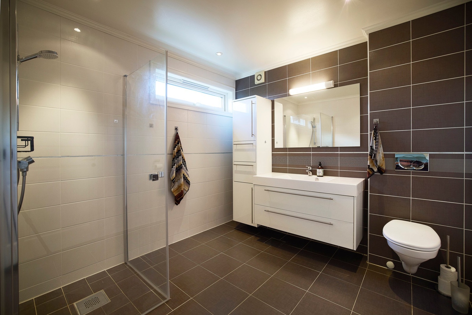 Flislagt hovedbad ligger innenfor hovedsoverommet. Galleribilde