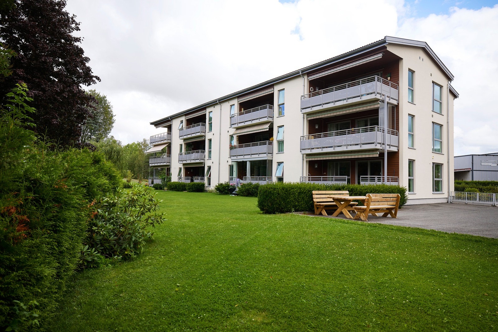 Terrassesiden - leiligheten ligger på sydvest siden av bygget. Galleribilde