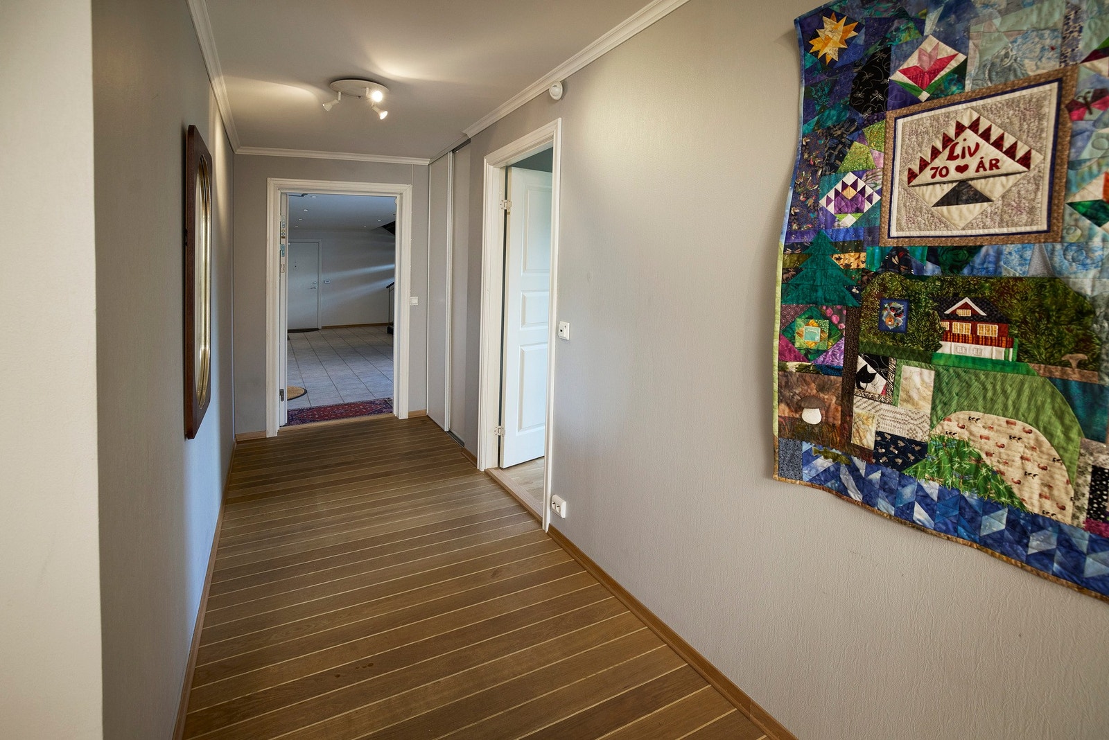 Entré med skyvedørsgarderobe. Galleribilde