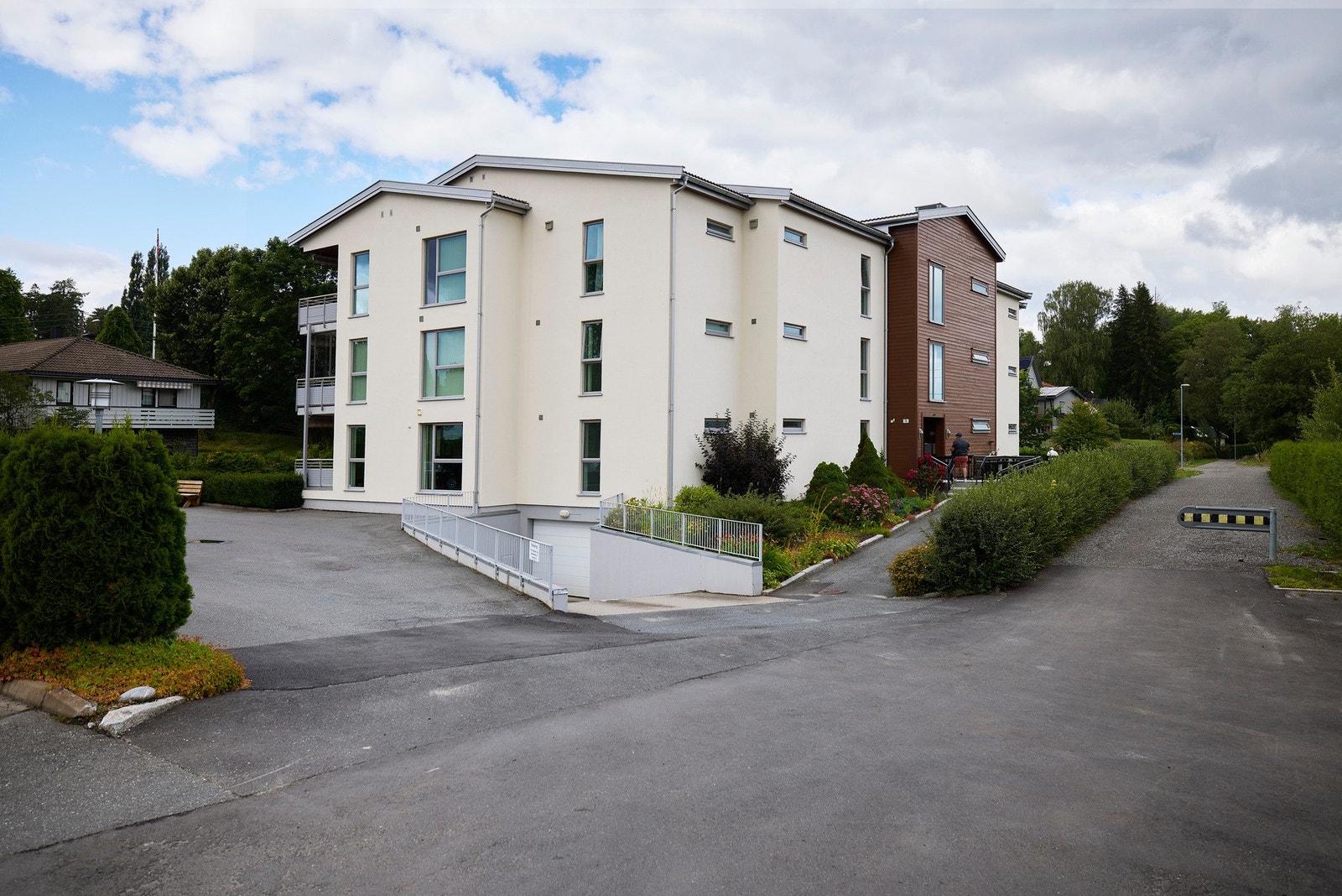 Eiendommen ligger innerst på blindveien, kun gang- og sykkelvei videre til Solbergfosslinja går forbi sameie. Galleribilde