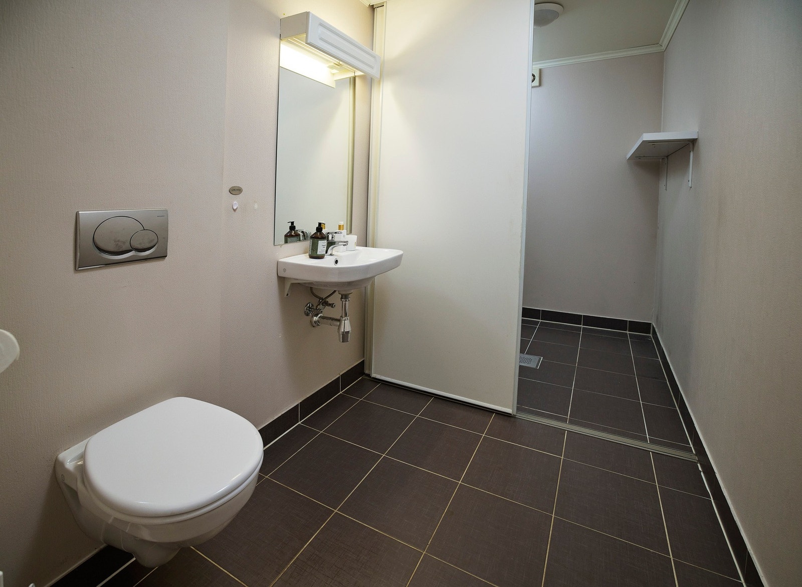 Separat vaskerom med ekstra wc Galleribilde