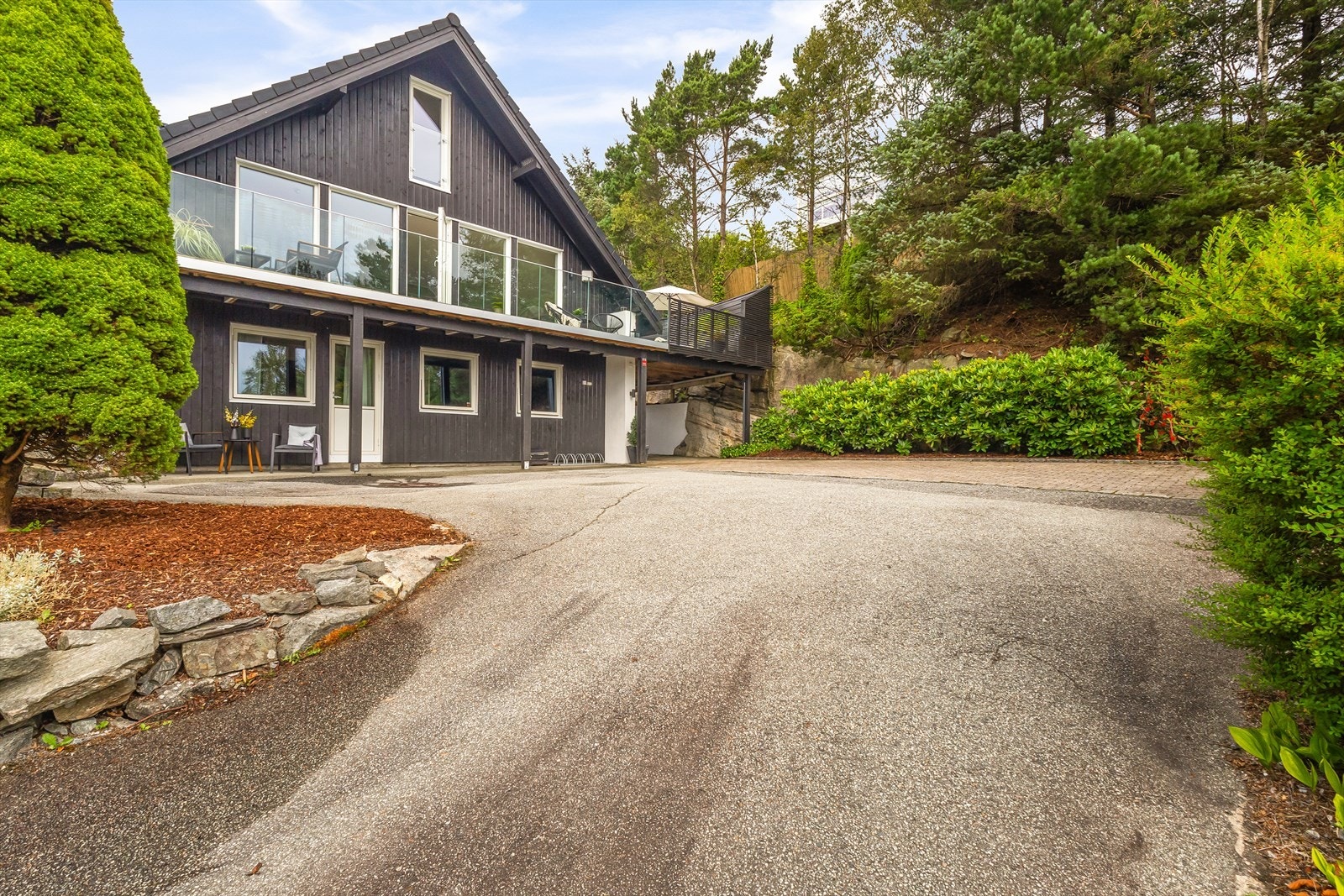 Selger opplyser at det i 18 ble byttet kledning på forside av huset, samt byttet alle vinduer (unntatt bad og bod). I 20 ble kledningen byttet på vest og sørsiden, samt byttet vinduer på kjøkken, toalettrom og stuevindu mot vest, samt ny dør vaskerom Galleribilde