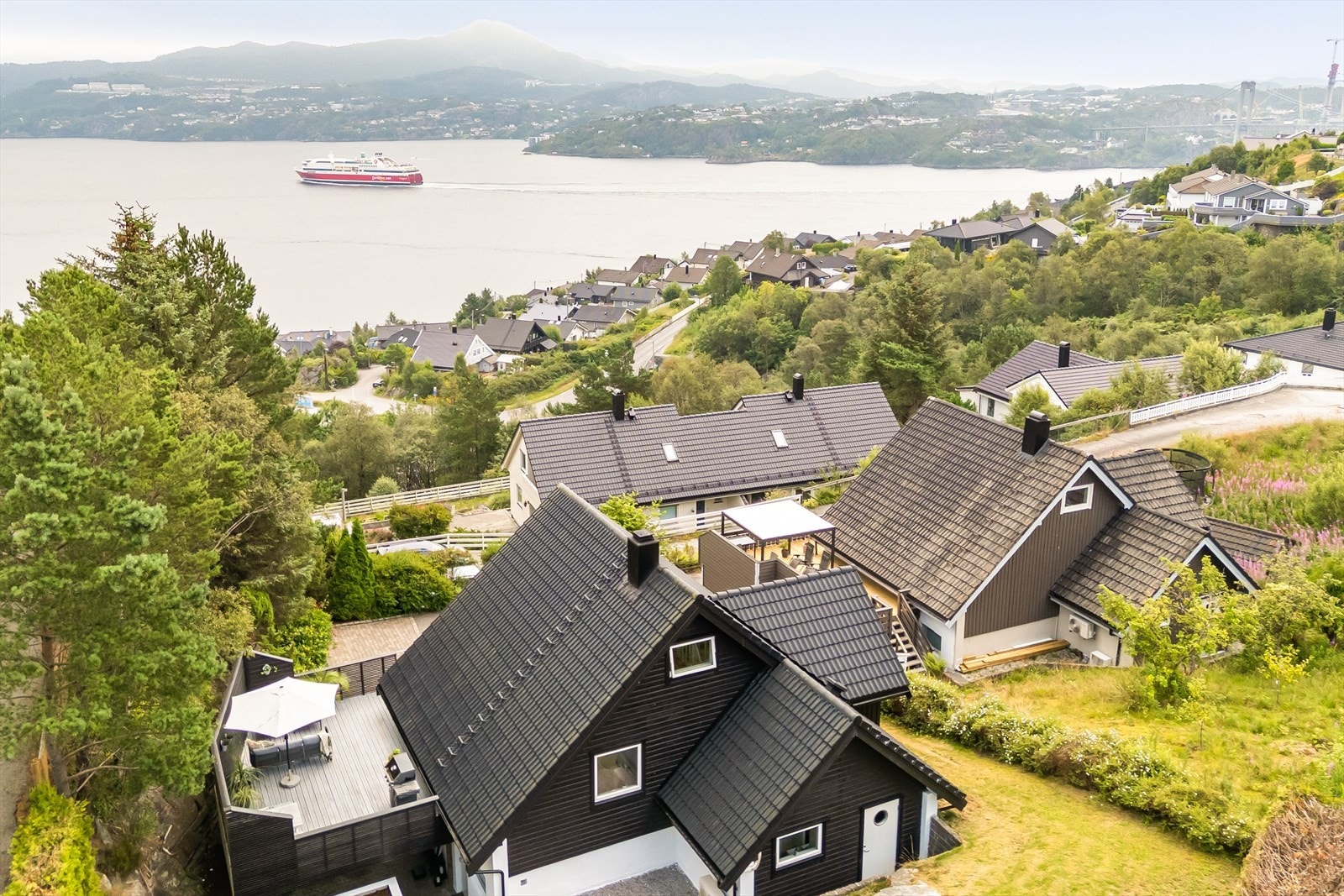 Eiendommen har en fantastisk beliggenhet i et attraktiv boområde på Hjelteryggen. Galleribilde