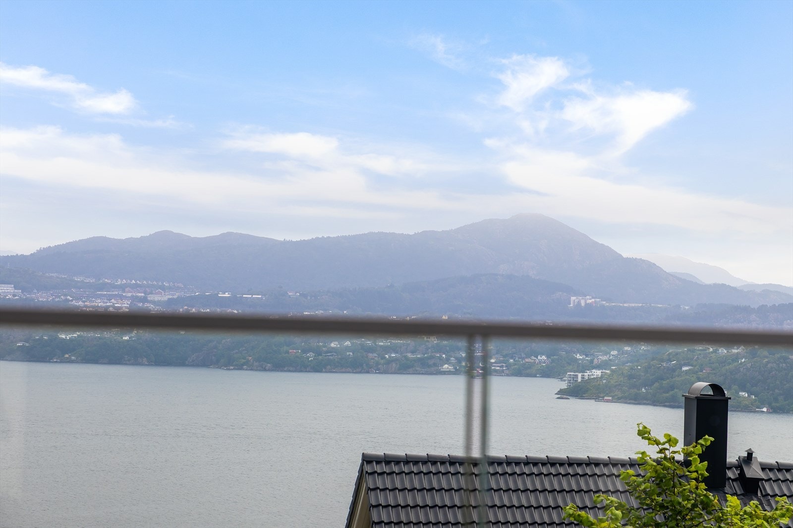 Nydelig utsikt mot blant annet Hjeltefjorden, deler av Bergen vest og Lyderhorn. Galleribilde