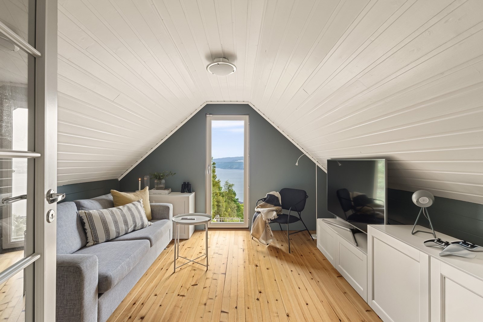 Praktisk loftstue som også kan benyttes som soverom nr. 4.
Merk den franske balkongen. Galleribilde