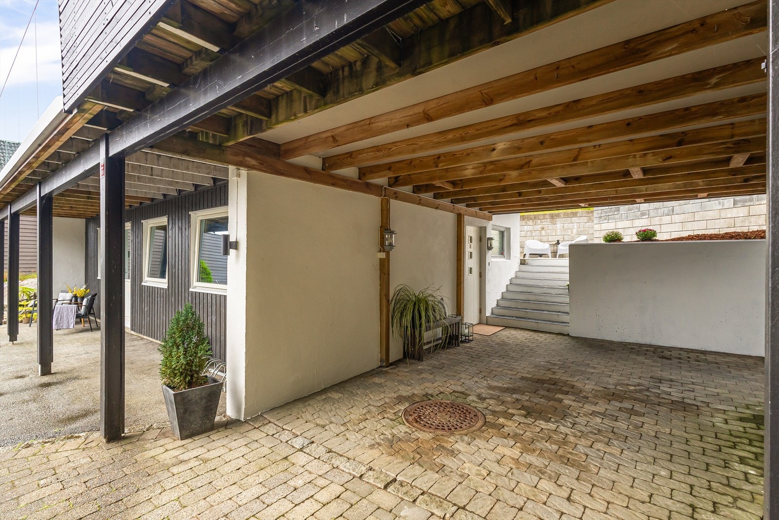 Carport med direkte inngang til boligen. Galleribilde