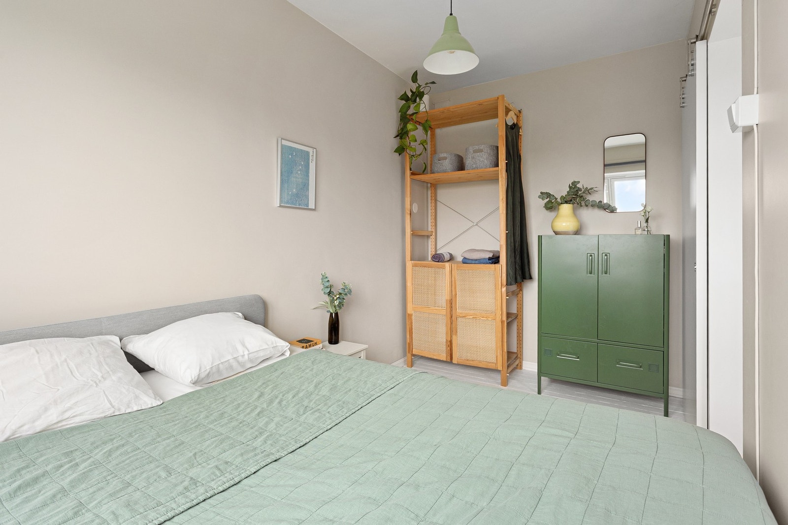 Her er det god plass til nattbord og ønsket garderobeløsning- Galleribilde