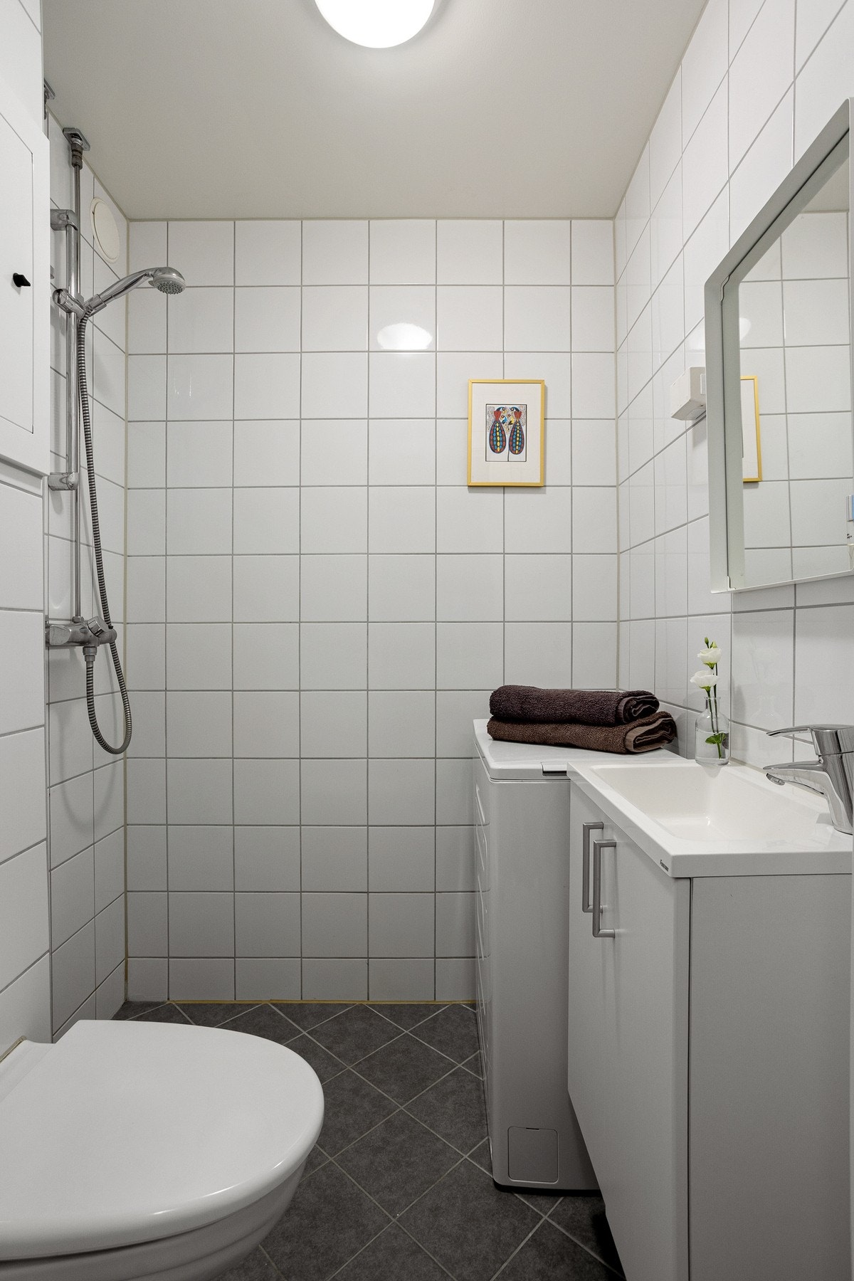 Lekkert flislagt bad med gulvvarme. Badet ble pusset opp i regi av borettslaget i 2019. Galleribilde