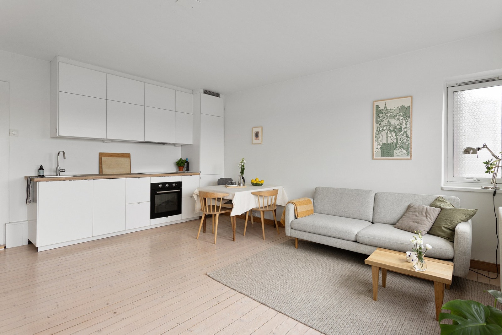 Pen og tidløs kjøkkeninnredning fra IKEA som var ny i 2020. Galleribilde