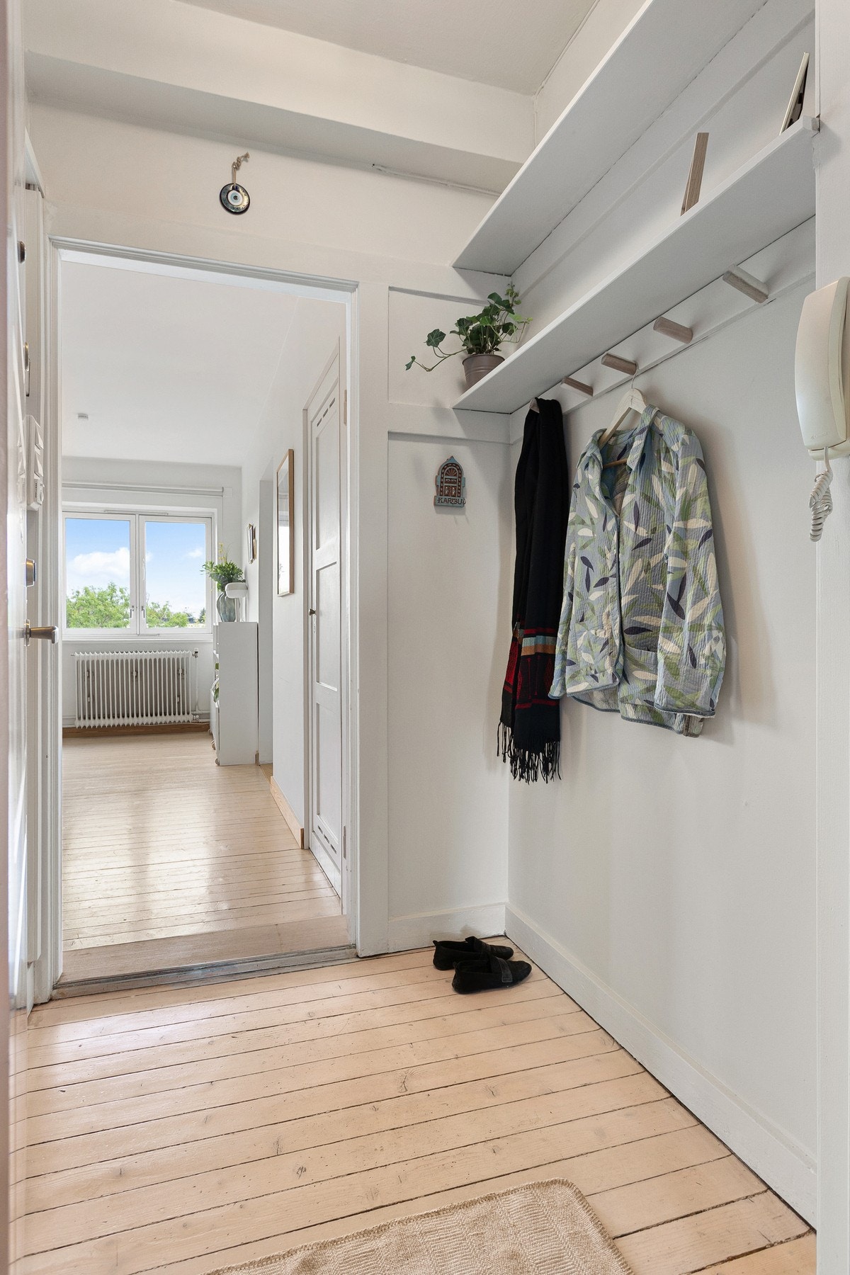 Her er det plass til å henge fra seg yttertøy og sette fra seg skoene. Galleribilde